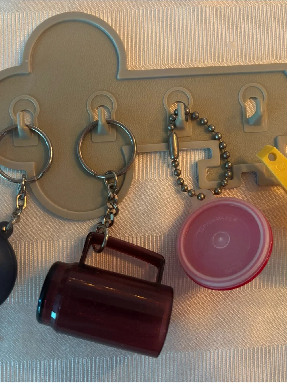Tupperware Mini Tiny Treasures keychains qty 4 & rack mini bowl heat n serv lids